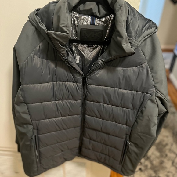 Mens Michael Kors Carbon/Gray insulated puffer jacket. - Picture 4 of 6